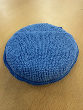 Load image into Gallery viewer, Circular blue microfibre applicator pads
